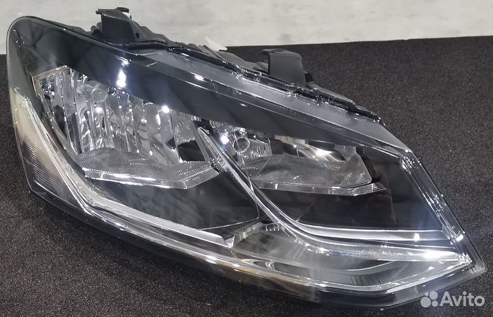Фара передняя правая VW Polo 4D 2015