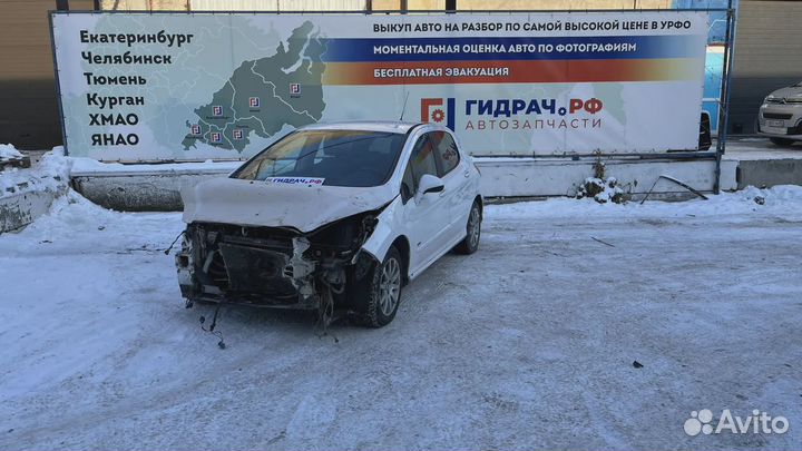 Кнопка открывания багажника Peugeot 308 (T7). Накладка