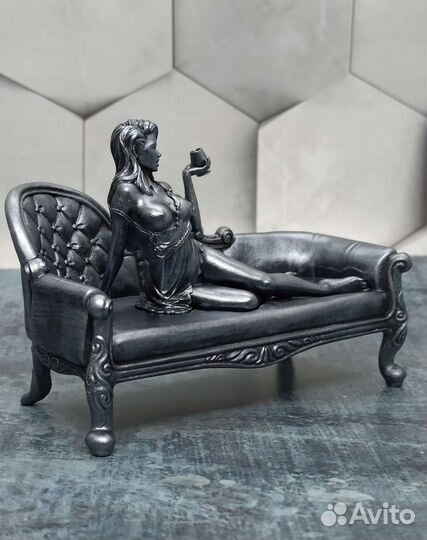 Статуэтка девушка на диване