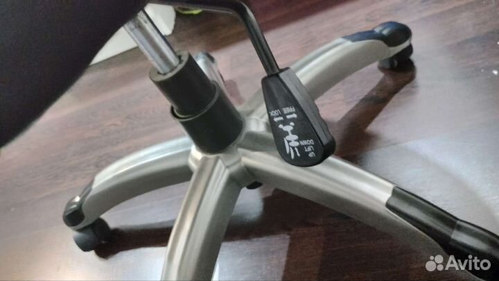 Компьютерное кресло исправное (облезла кожа)