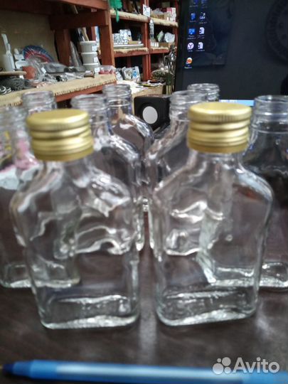 Бутылка стеклянная емкостью 100 грм в форме фляги