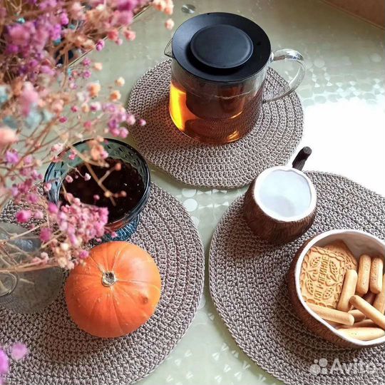 Вязанные персонники для сервировки стола