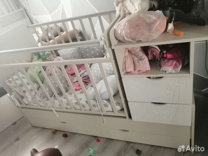 Детская кроватка с маятником