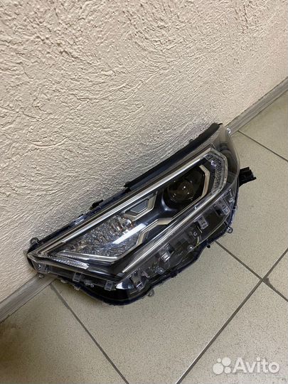 Фара левая Toyota Rav 4 XA 50 led