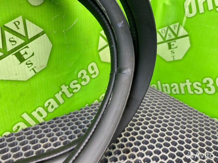 Уплотнитель стекла задний правый Mazda Mpv LW5W