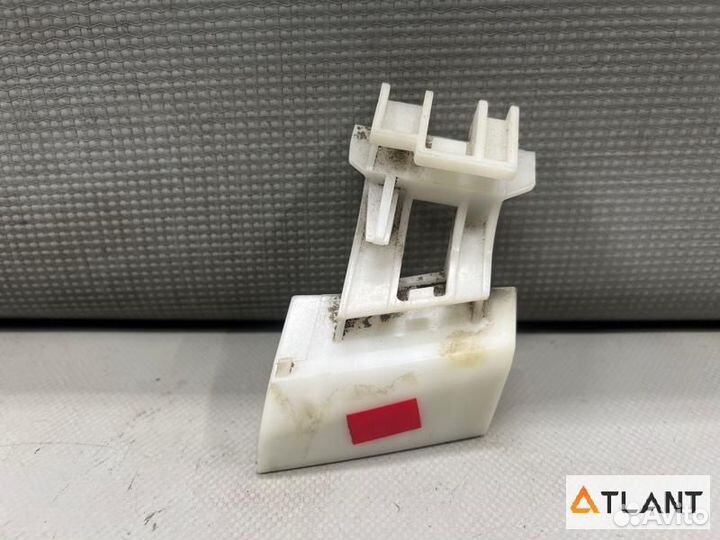 Крепление бампера задняя правая toyota prius