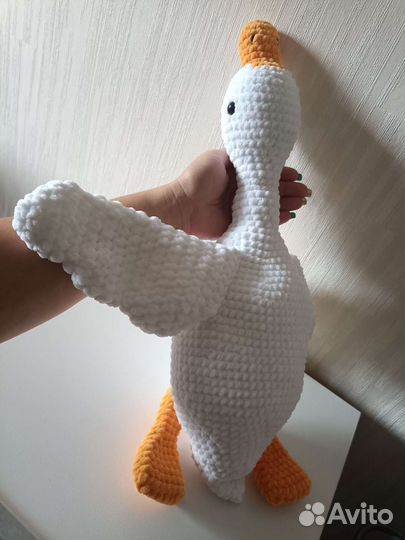 Гусь обнимусь вязаный