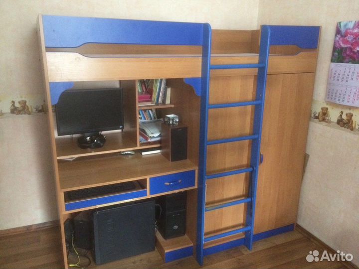 Детская кровать со столом и шкафом