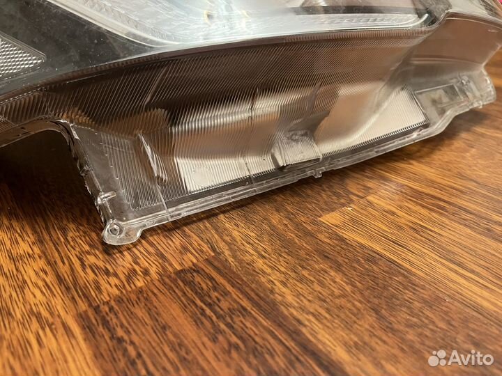 Subaru Forester SK стекло передней фары