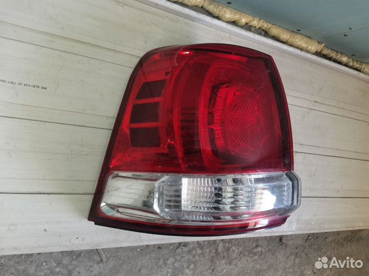 Фонарь задний левый Toyota Land Cruiser 200