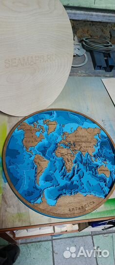 Деревянная карта мира