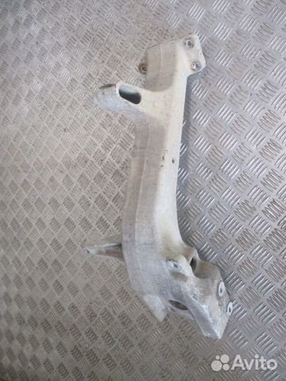 Кронштейн переднего бампера левый renault 50103677
