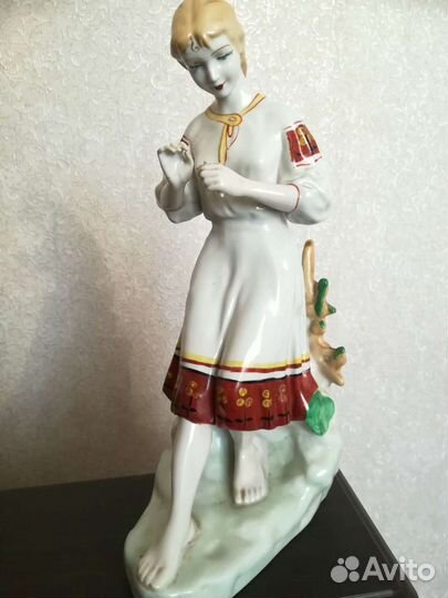 Статуэтка фарфор