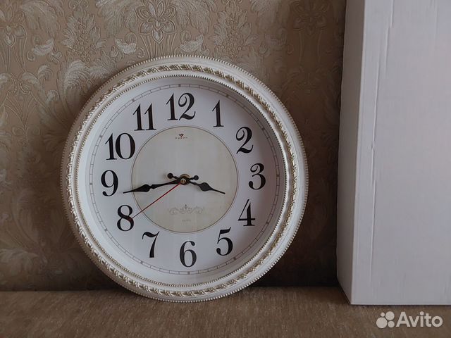 Часы новые настенные белые