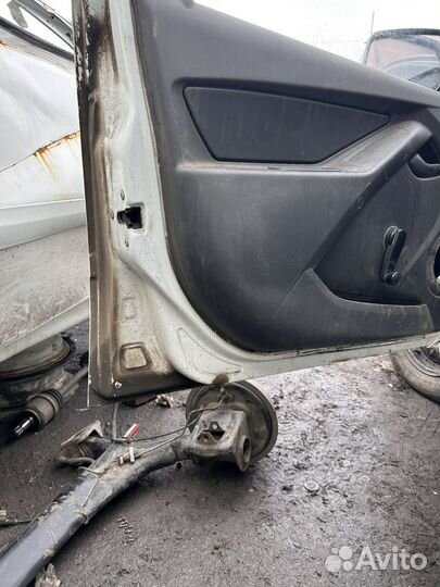 Передняя правая дверь Гранта