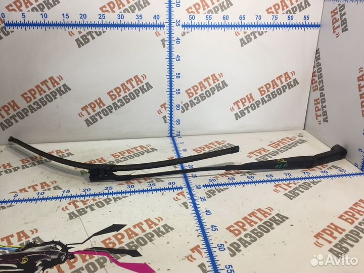 Ситроен С4 Пикассо Держатель дворника левый Лев