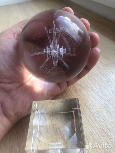 Подарочный вертолет в стеклянном шаре