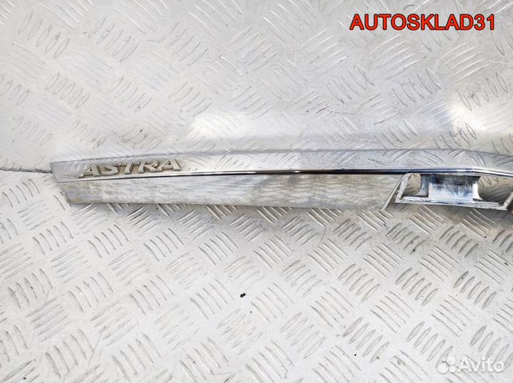 Накладка двери багажника Opel Astra H 13105814