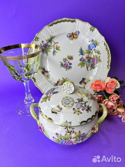 Небольшой супник с букетами и цитрусами