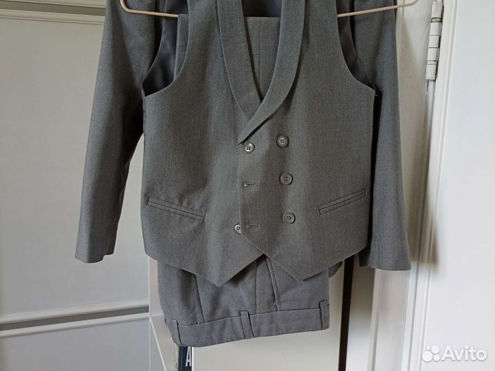 Костюм тройка серый р. 32