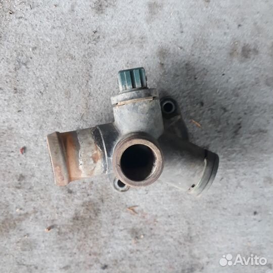 Тройник охлаждения двс 1,6 Ауди А4Б5 VW Пассат Б5