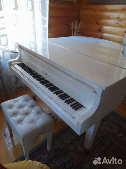 Кабинетный Рояль Yamaha GC-1, Белого цвета