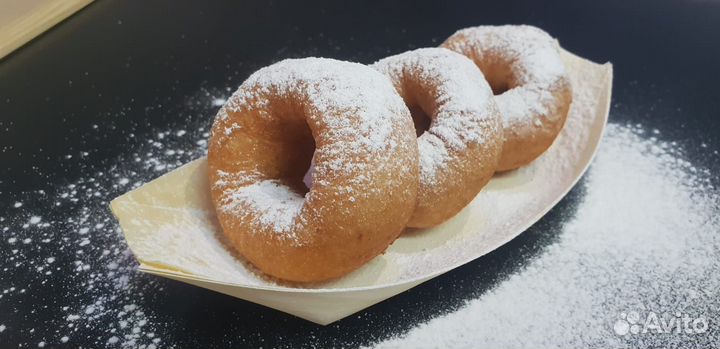 Продавец в кафе пончики