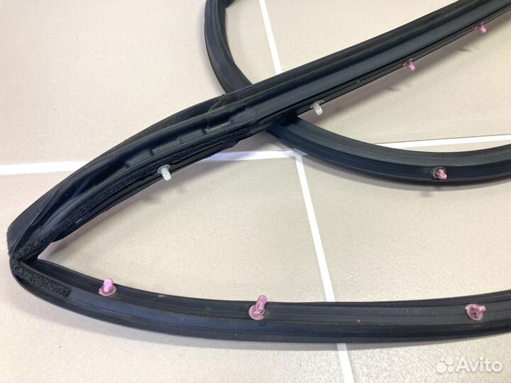 Уплотнитель пер левой двери Nissan Juke F15