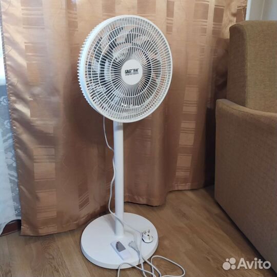 Вентилятор белый напольный на пульте управления
