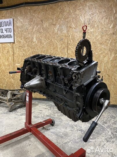 Блок мотора в сборе на mercedes m103 3.0 литра