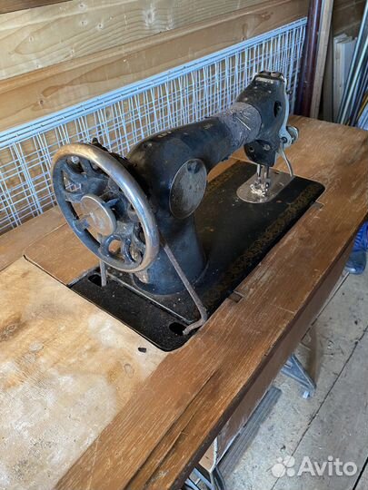 Швейная машина на чугунном подстолье