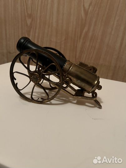 Зажигалка на подставке пушка