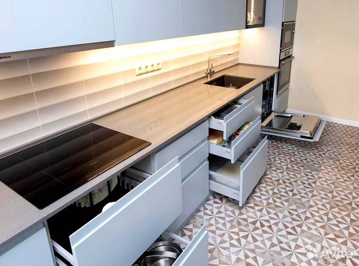 Кухонный гарнитур в современном стиле на заказ