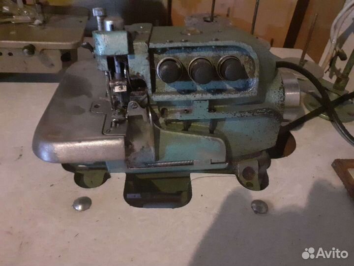 Оверлок трехниточный