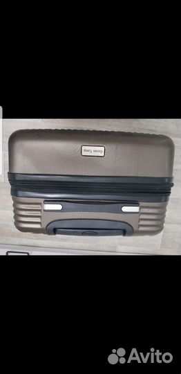 Чемодан пластик на колёсах