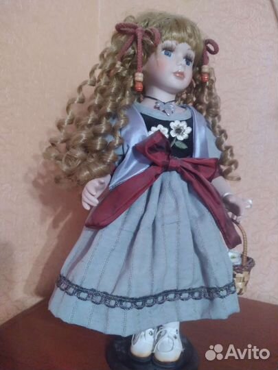 Кукла фарфоровая