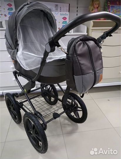 Новая коляска с резиновыми колесами