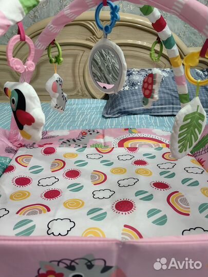 Развивающий коврик для малыша с дугами