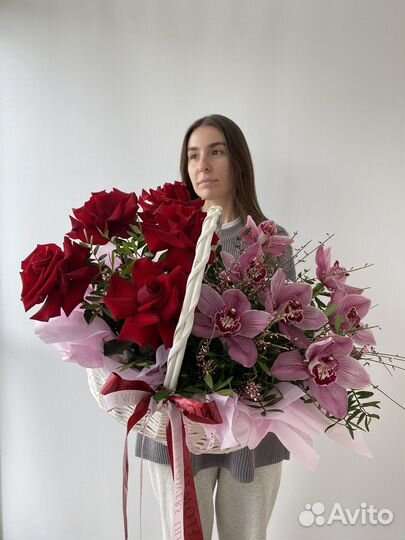 Яркая композиция в корзине