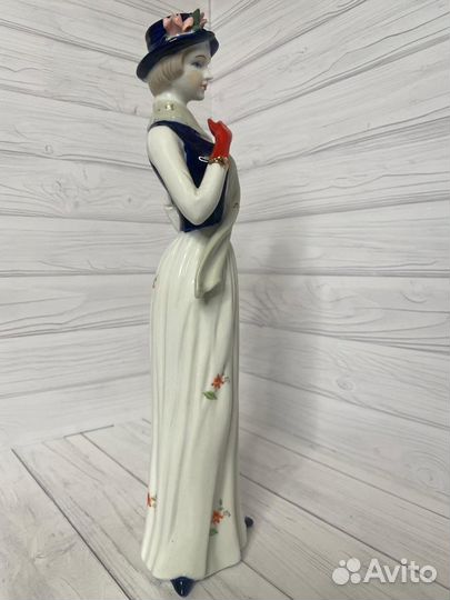 Фигурка фарфоровая Дама