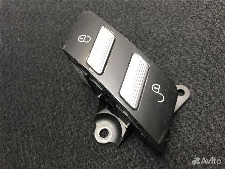 Кнопка центрального замка передняя правая