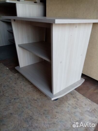 Журнальный столик на колесах