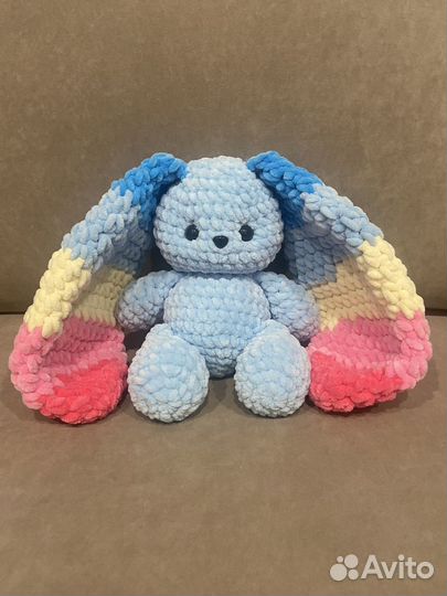 Плюшевый вязаный зайчик