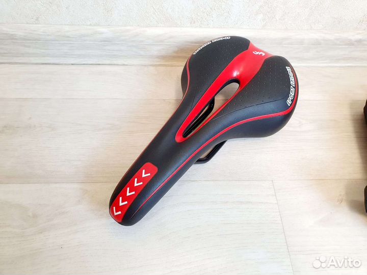 Сидение спортивное и сумка на раму велосипеда