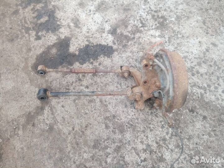 Кулак задний левый Toyota Avensis (T220) AT220L