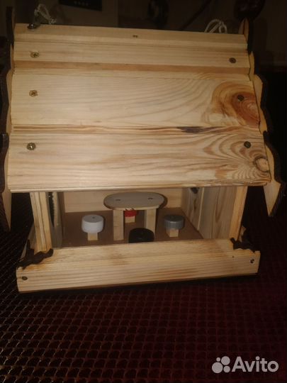 Деревянные резные скворечники и кормушки