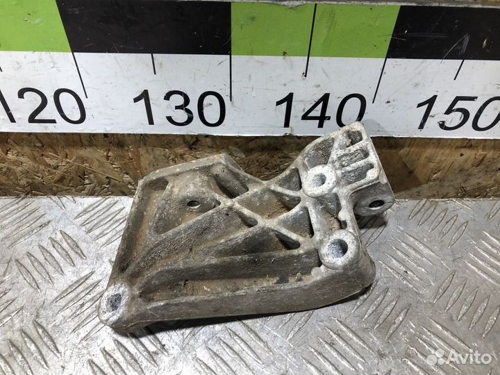 Кронштейн генератора Opel Zafira A