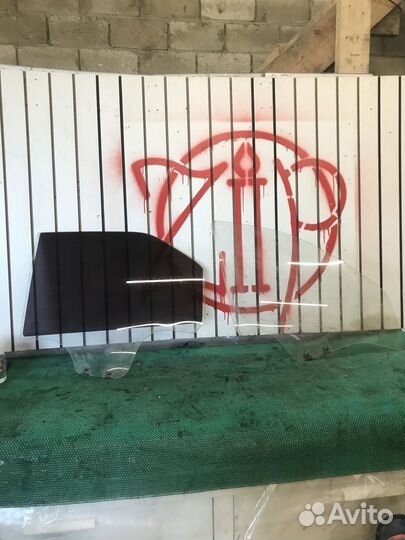 Левое переднее правое заднее боковое стекло Logan