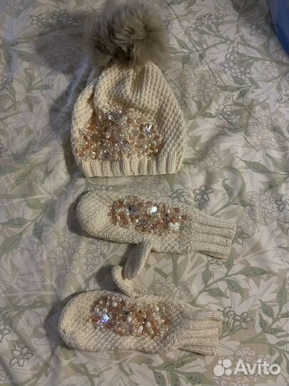 Варежки и шапка женские