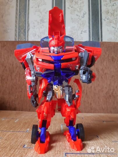 Два робота трансформера машины